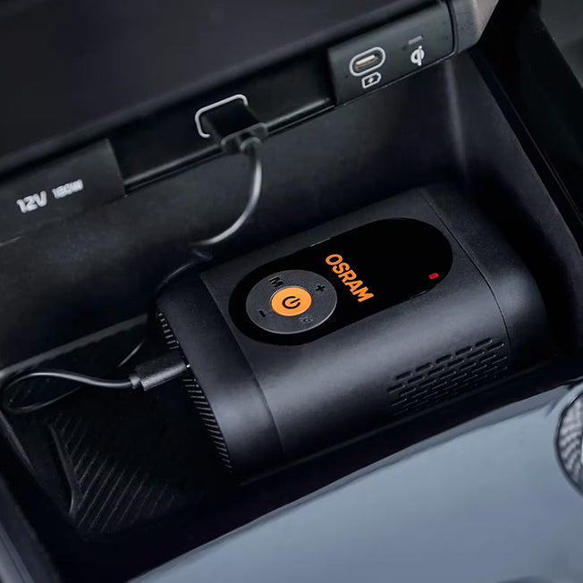 Osram TYREinflate 1600 opladet via USB-C i bilens midterkonsol