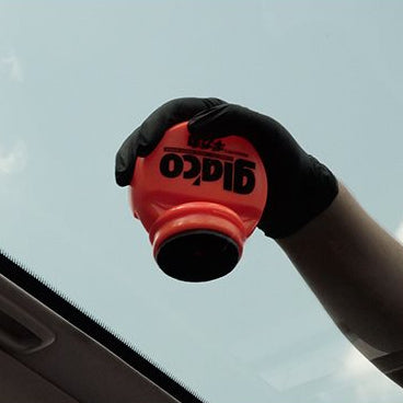 Aanbrengen van Glaco roll-on Max ruitcoating op een autoruit