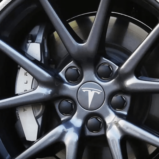 Aero Wheel Kit voor Tesla wieldoppen met T-logo in zwarte afwerking.