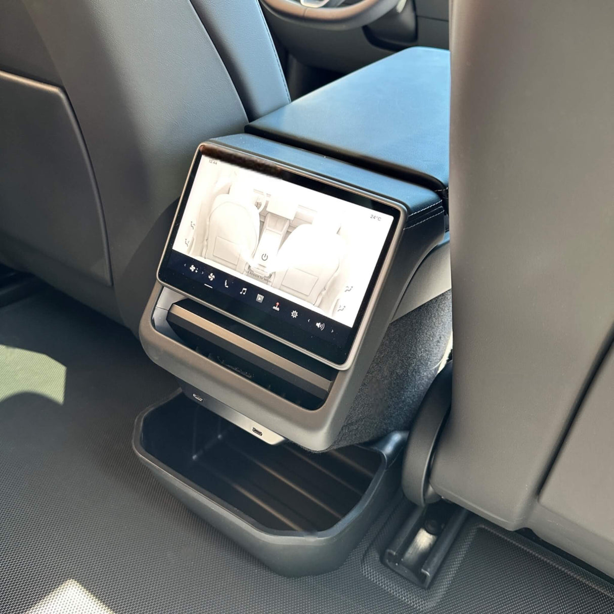 Opbergbox gemonteerd bij de achterbank in een Tesla Model 3 Highland 2024, perfect voor extra opslag.