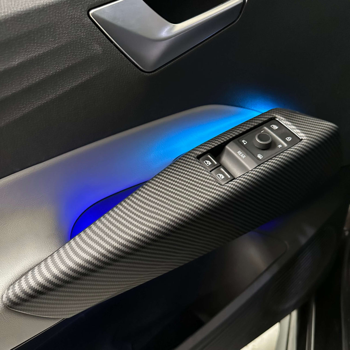 Mat carbon look deksel voor deur, met blauw licht, voor VW ID.3 en ID.4.