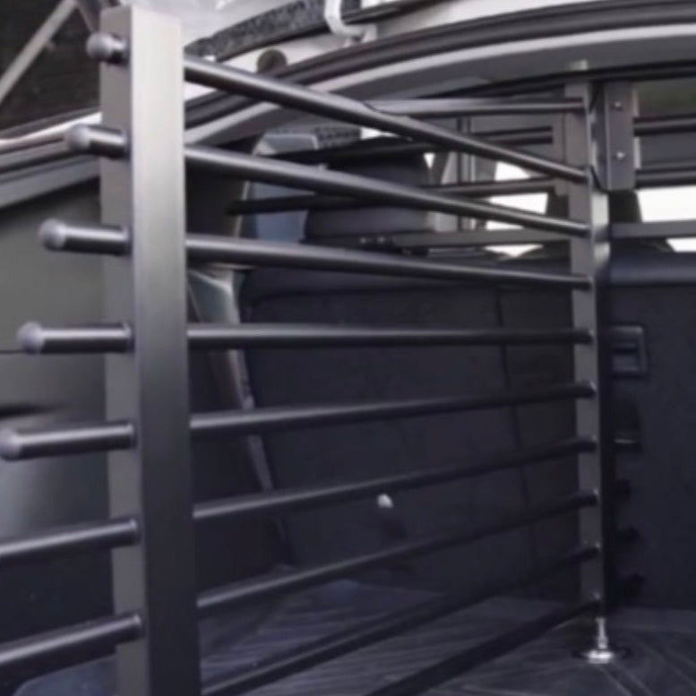 Hondenrek voor Tesla Model Y, toont het rek vanuit een zijaanzicht.
