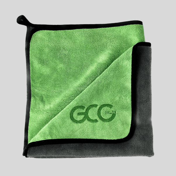 GCG MAX microvezeldoek in groen en donkergrijs, gevouwen en met logo.