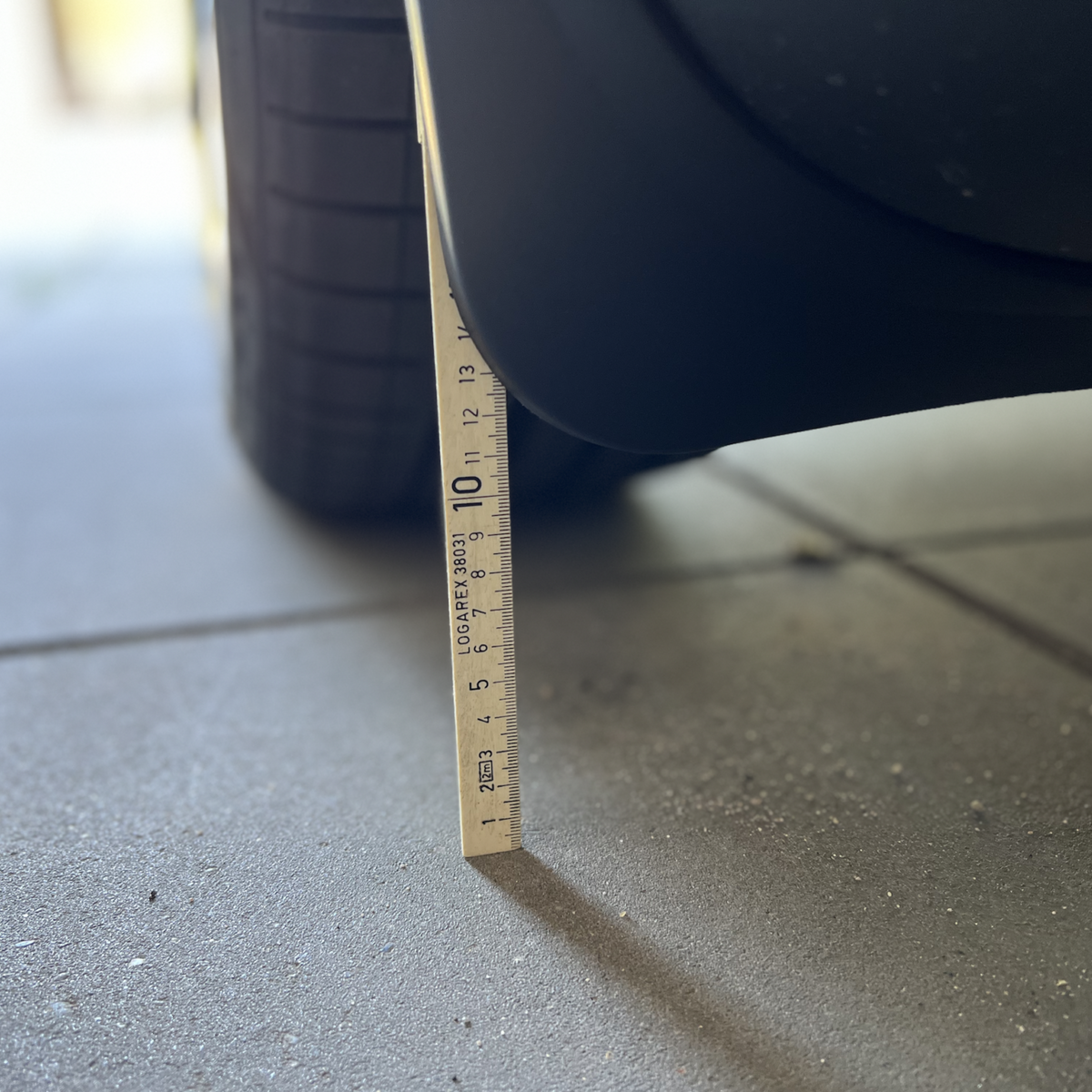Spatlap gemeten met meetlint op Tesla Model Y