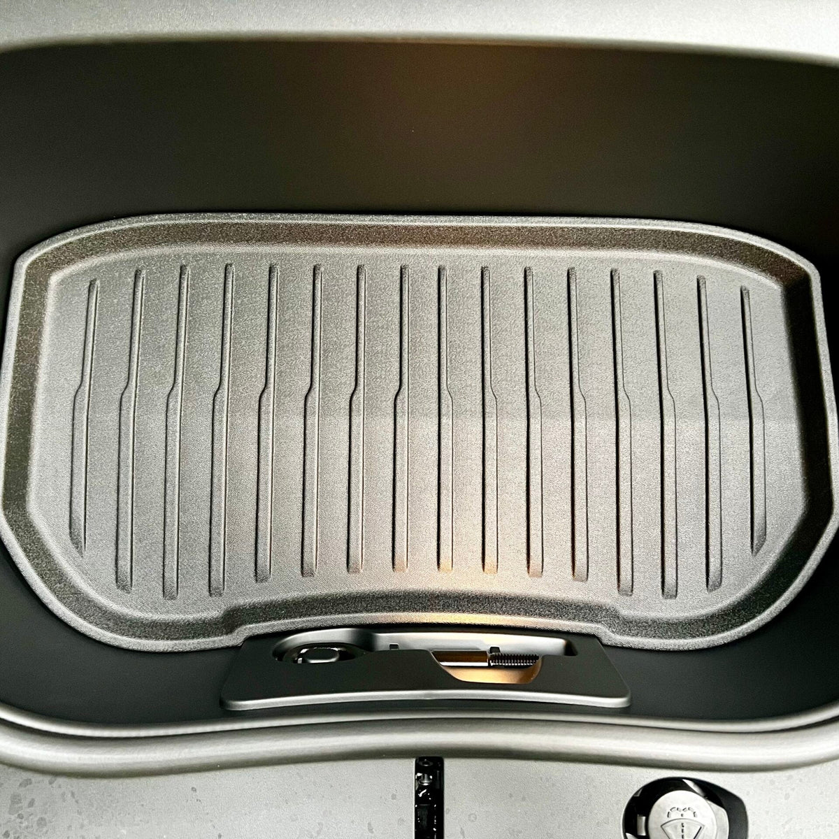 Frunk måtte monteret i det forreste bagagerum på Tesla Model 3 2024 Highland