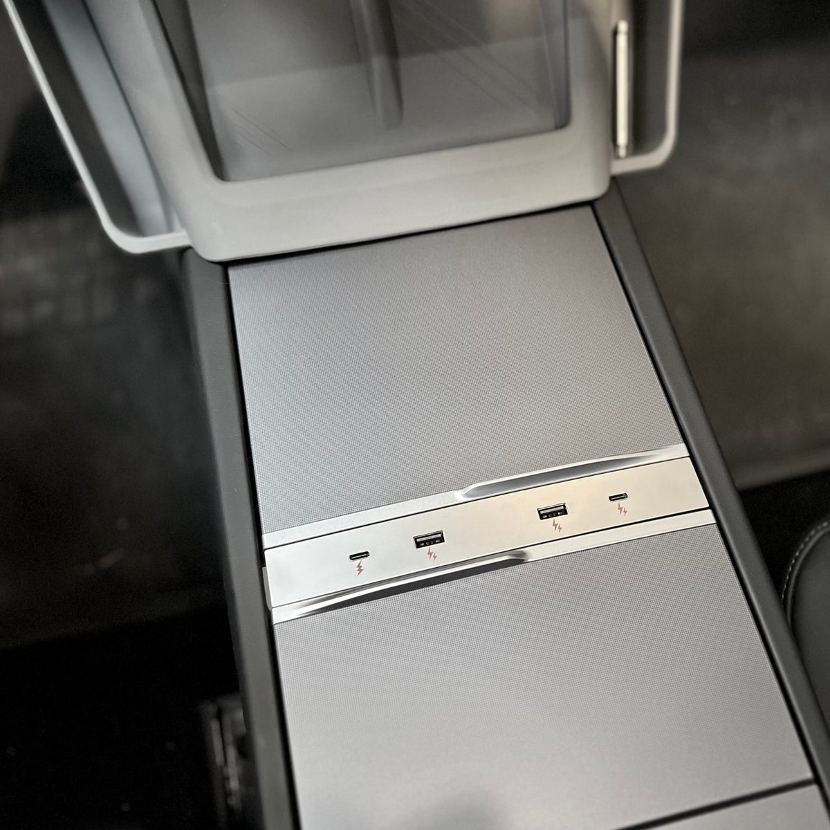 USB hub til Tesla Model 3 Highland og Model Y Juniper