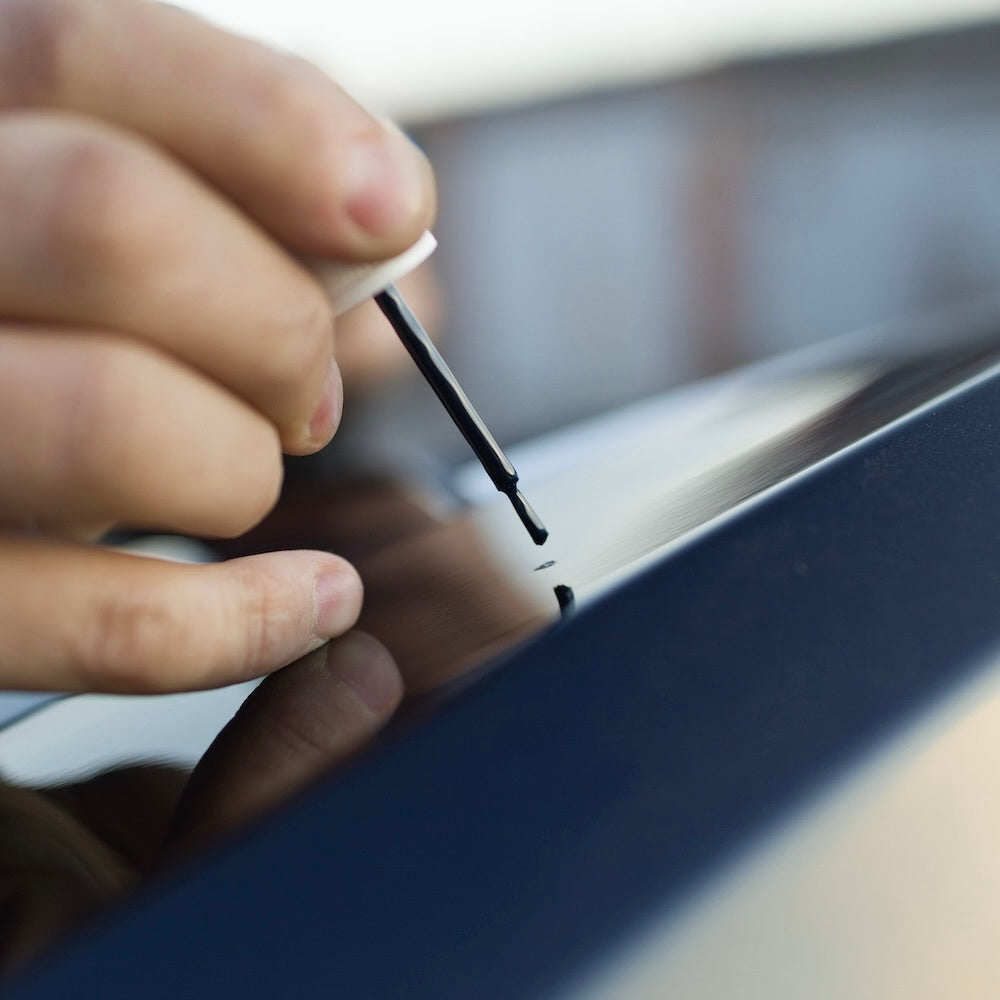 Lakstift die wordt gebruikt om een kras in de autolak te maken