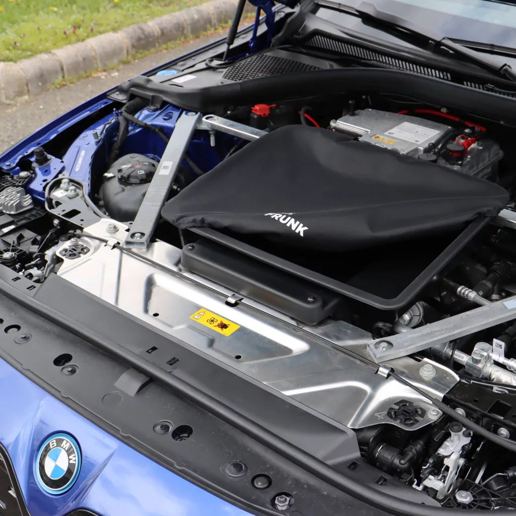 Rati frunk opbergdoos geïnstalleerd in een witte BMW i4 voorste kofferbak
