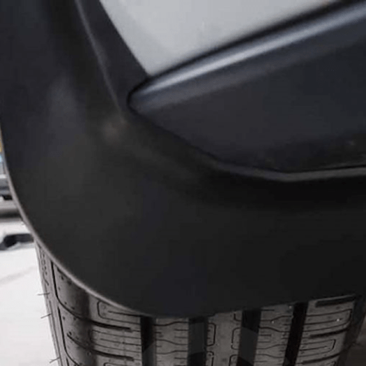 Sort stænklap monteret bag hjulet i hjulkassen på en VW ID.3