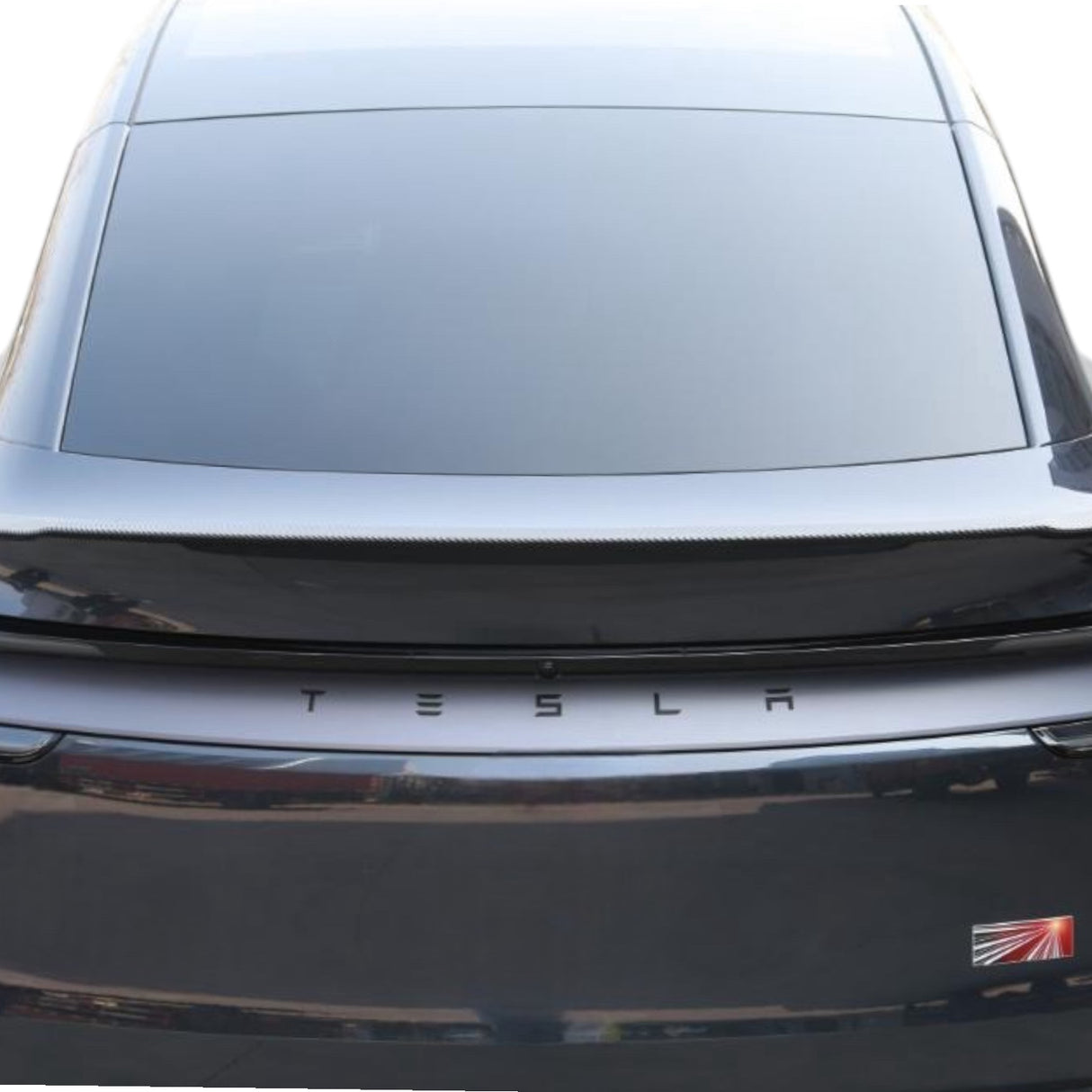 Gemonteerde Pro spoiler op Tesla Model Y Juniper – elegant geïntegreerd en volgt de lijnen van de auto.