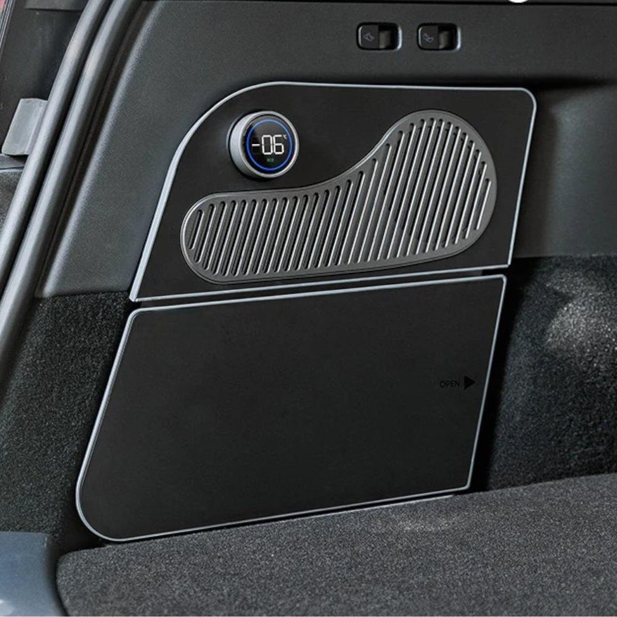 Koelkast gemonteerd in de kofferbak van een Tesla Model Y, met digitale temperatuurweergave.