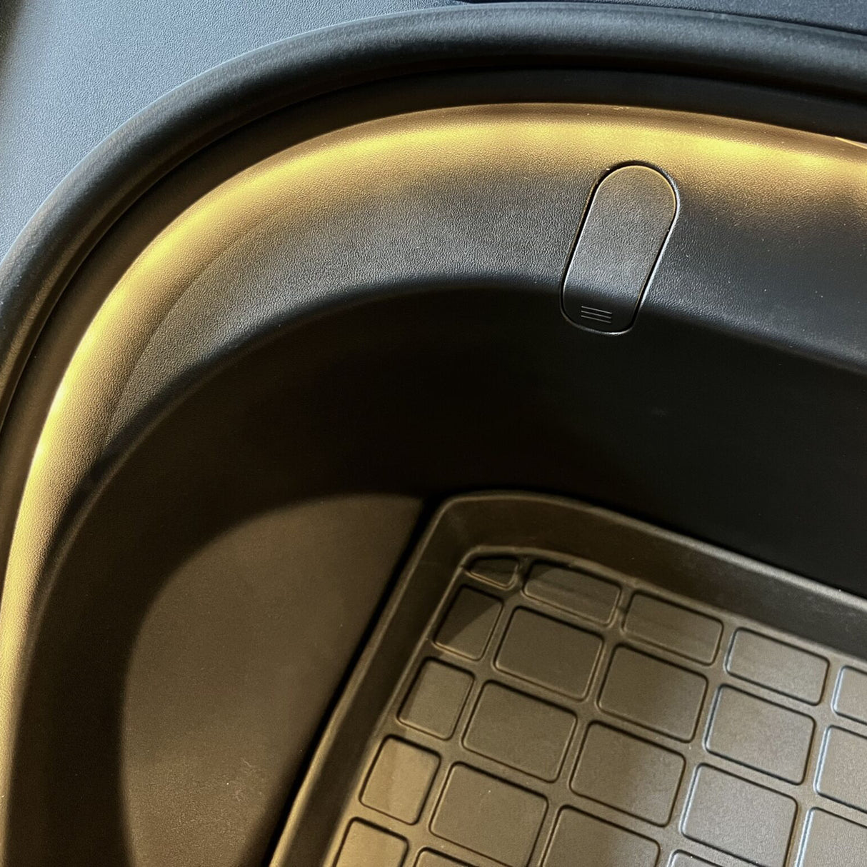 LED-lichtstrip in de frunk van een Tesla Model 3 accessoires