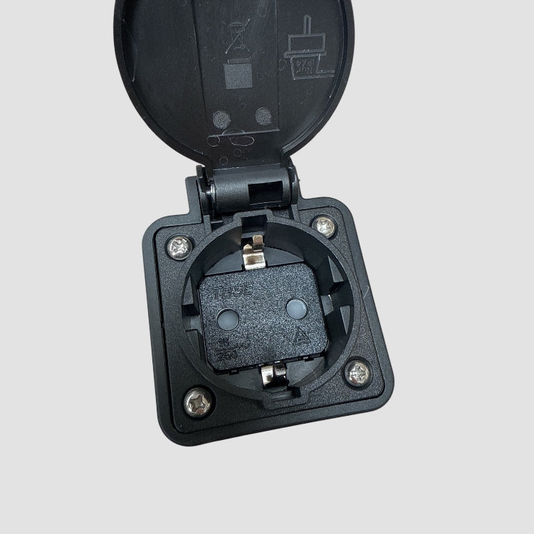 Close-up van een zwarte V2L Type 2-adapter met open deksel en 230V-aansluiting