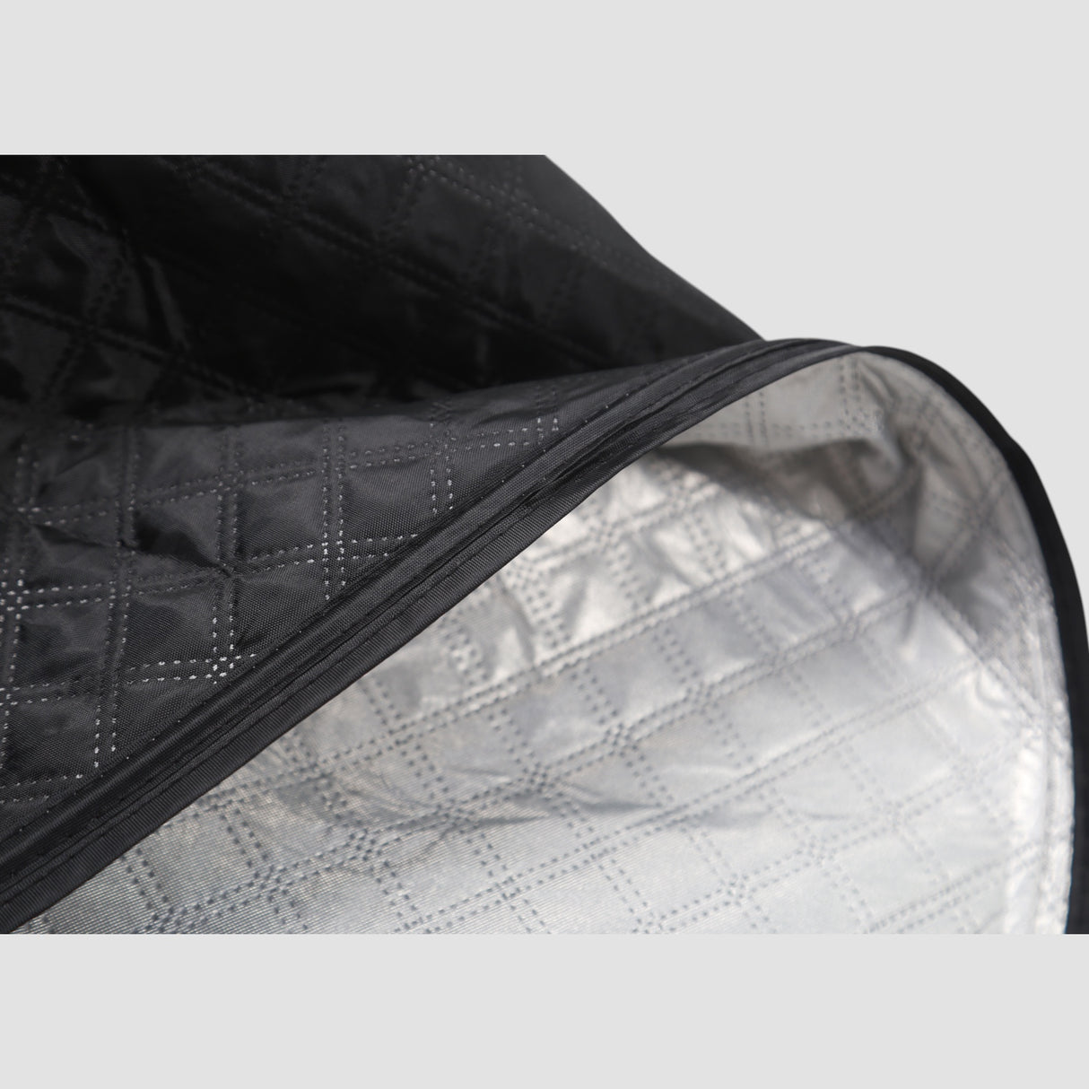 Detailfoto van raamafdekking voor XPENG G6 met zilverkleurige binnenkant en zwarte buitenkant.