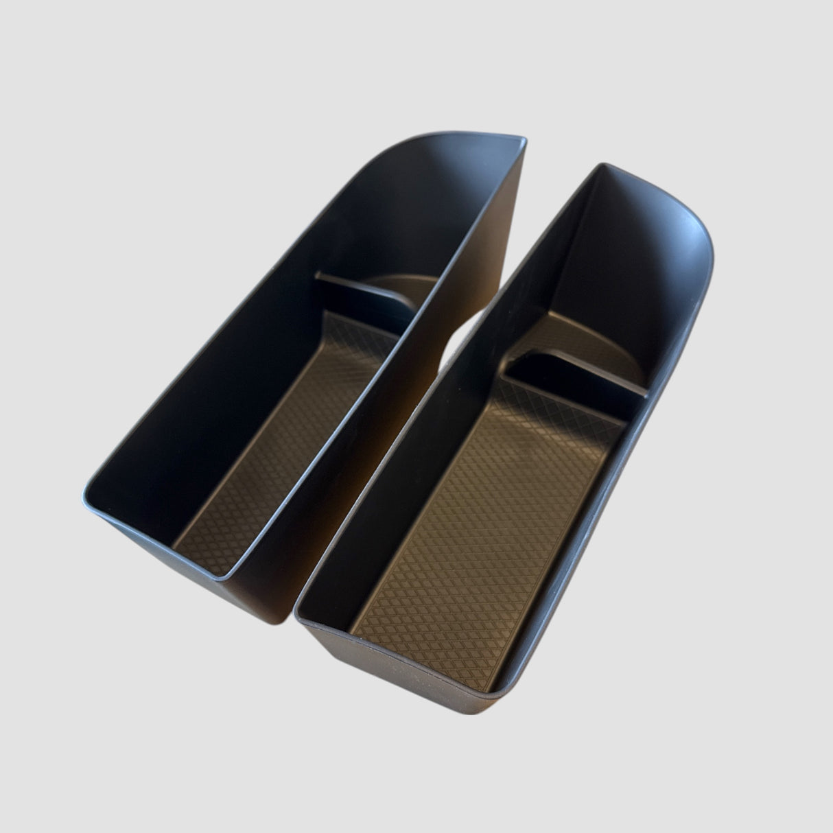 Opbergbakken voor de XPENG G9 deurschermen in zwart design.