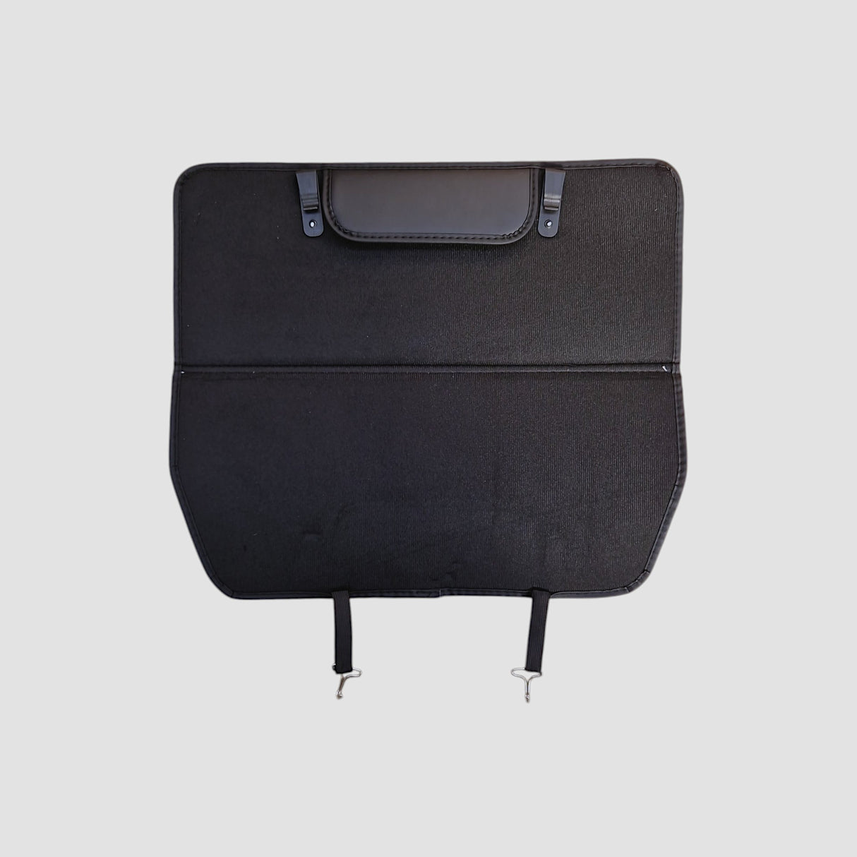Zwarte beschermhoes voor de rugleuning van de auto, ontworpen voor Toyota bZ4X, afgebeeld tegen een neutrale achtergrond.