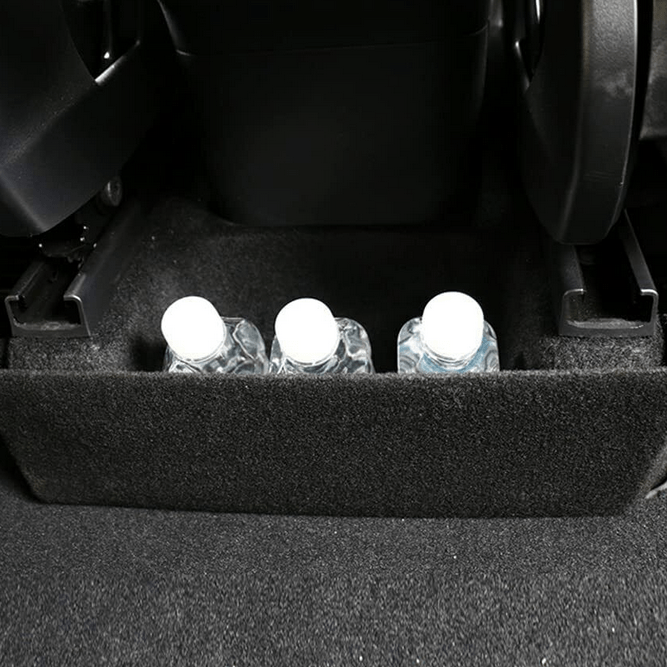 Onderdelen voor opslag tussen de stoelen in Tesla Model Y.
