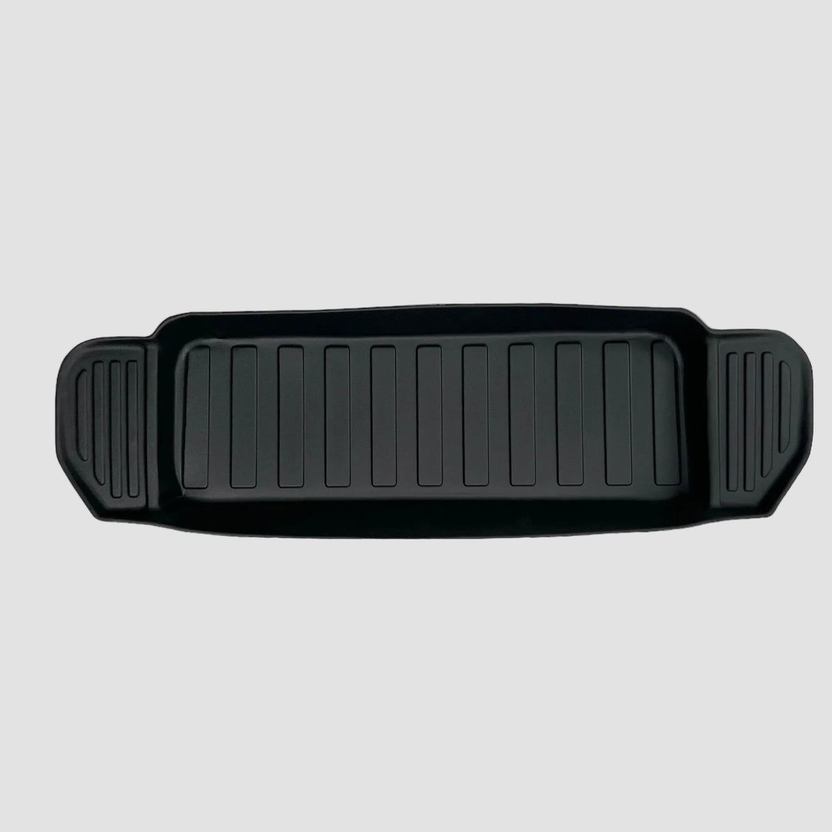 een beschermer voor de frunk in een Ford Mach E. Zwarte kleur