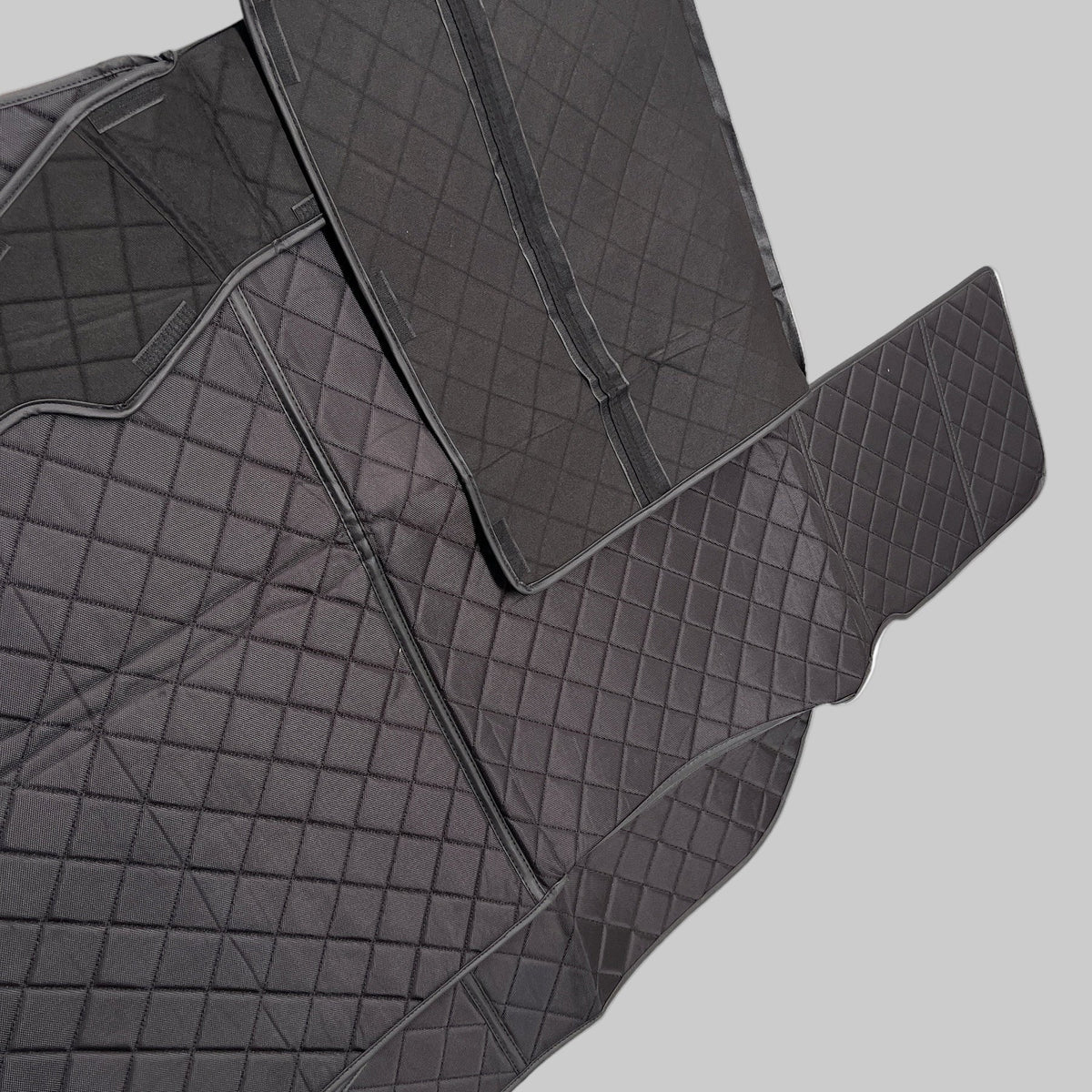 waterafstotend hondenkleed half opgevouwen