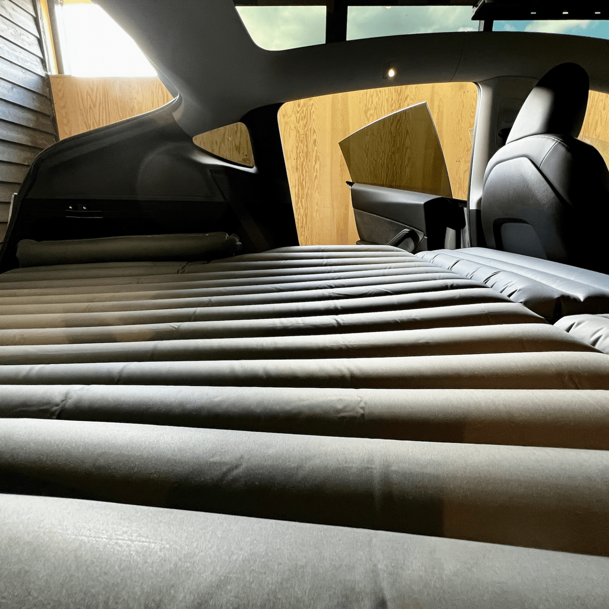 Opblaasbaar matras voor Tesla Model Y gemonteerd in de kofferbak met open deuren