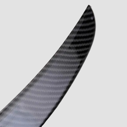 Fritlagt ABS-performance-spoiler med carbon-look coating, set i profil på lys baggrund