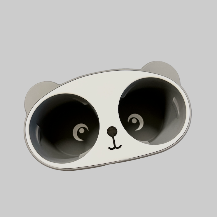 Een bekerhouder die eruitziet als een panda. Een grappige bekerhouder om in de auto te hebben.