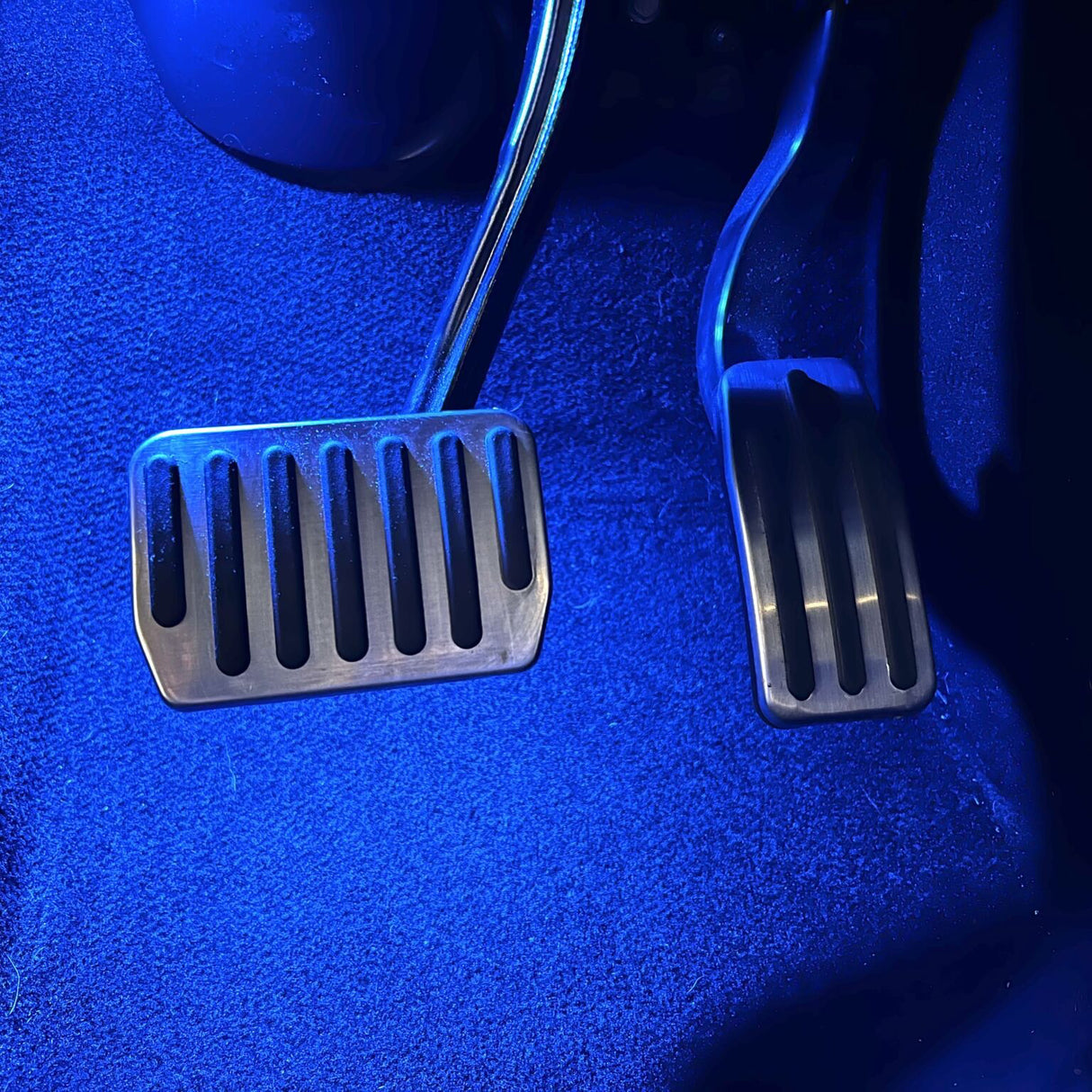 Afbeelding gemonteerd met blauw licht van pedalen voor Tesla