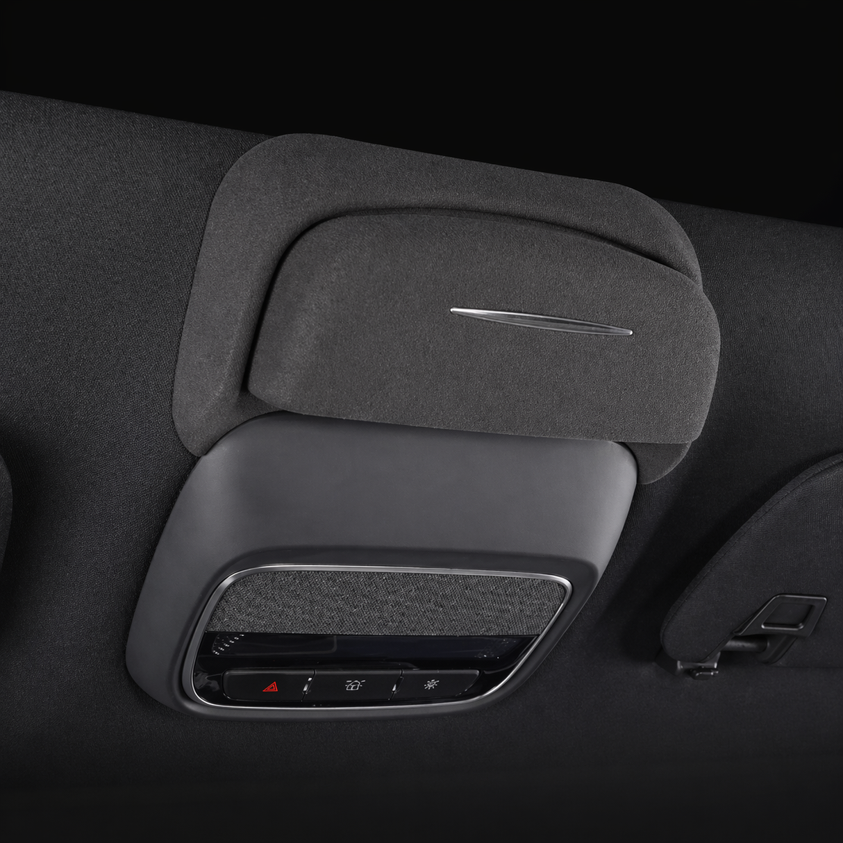 Sort alcantara solbrille holder til Xpeng G6 monteret i bilen