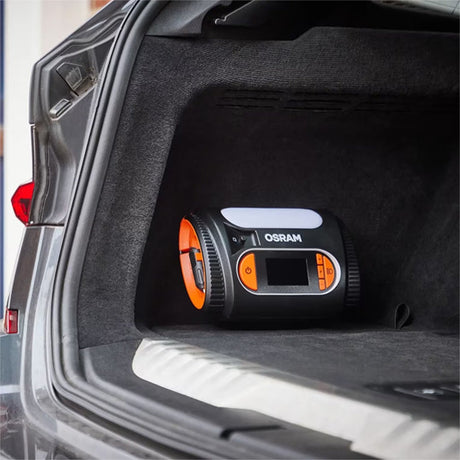 Osram TYREinflate 2120 kompressor placeret i bilens bagagerum