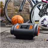 Osram TYREinflate 2120 kompressor med tilbehørsdyser, basketball, fodbold og cykel i baggrunden