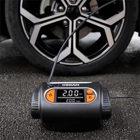 Osram TYREinflate 2130 kompressor tilsluttet bildæk med sølv alufælg