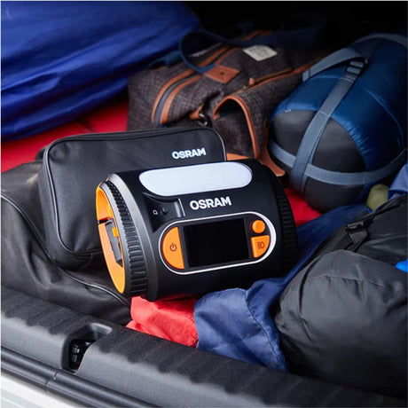 Osram TYREinflate 2130 kompressor med taske pakket i bagagerum mellem tasker og campingudstyr
