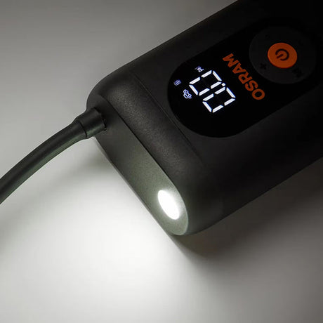Nærbillede af Osram TYREinflate 1600 med tændt LED-arbejdslampe i mørket