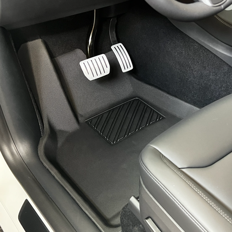 Deense GCG MAX All Weather vloermatten set voor 7-zits Tesla Model Y in het interieur van de auto.
