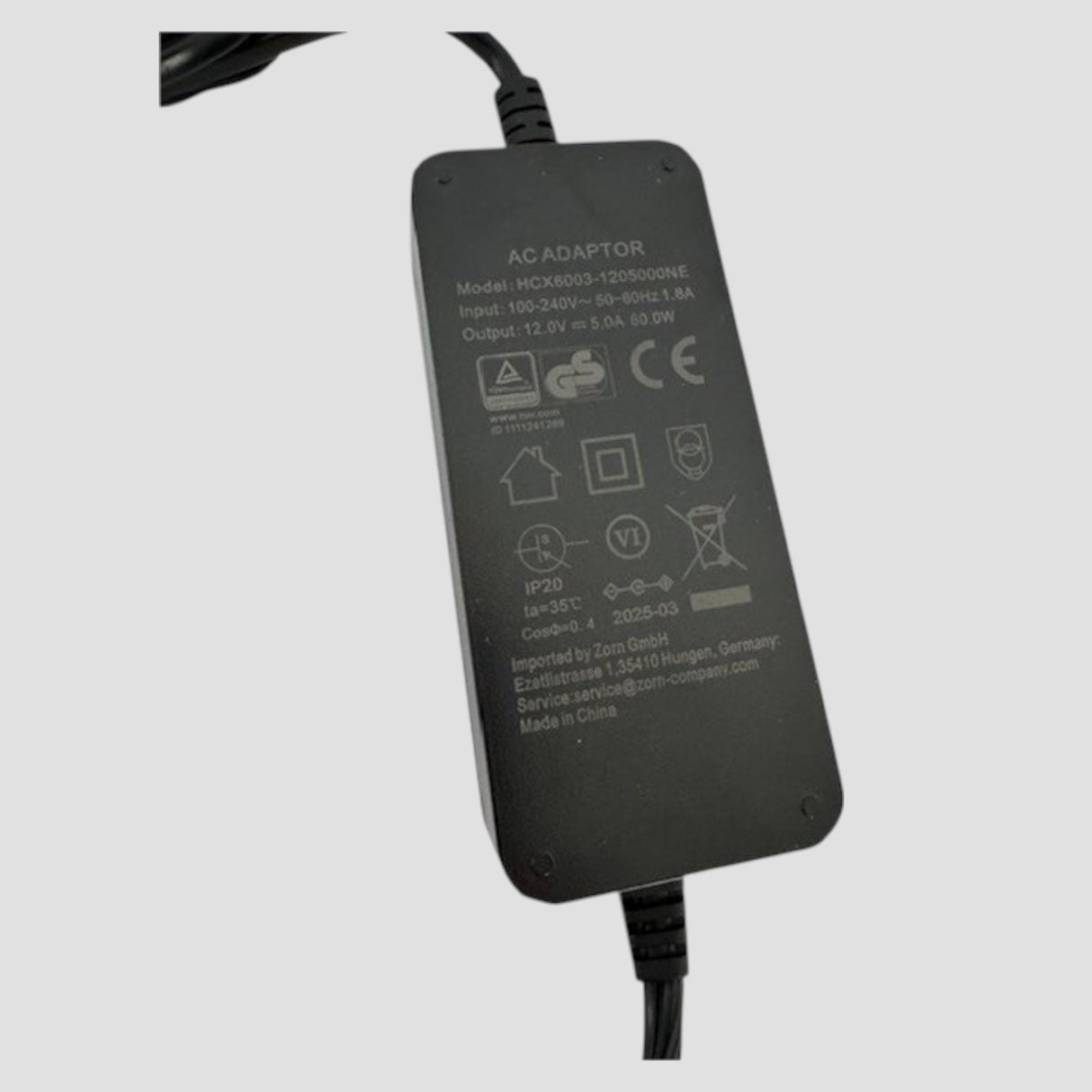 Zwarte ZORN 12V naar 230V adapterset met voeding en sigarettenaanstekeruitgang.