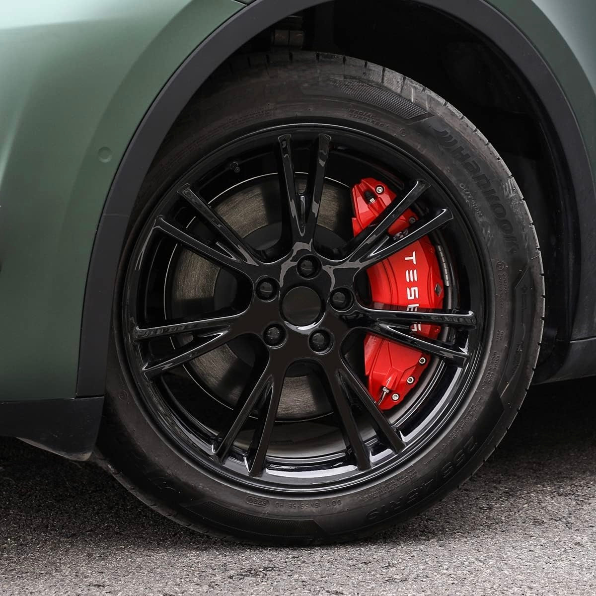 Tesla Model Y hjul med sort fælg og røde bremsekaliber-covers.