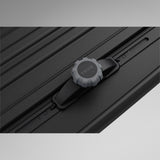Thule Pulse 2 L Black Aeroskin sort tagboks, nærbillede af Thule-logo og drejeknap på toppen