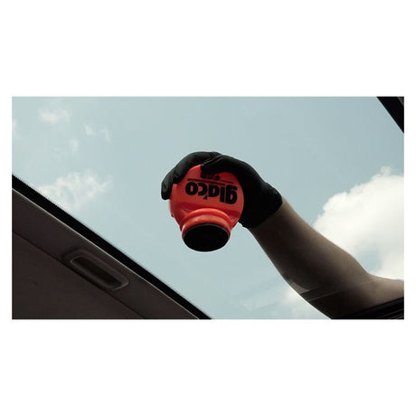Aanbrengen van Glaco roll-on Max ruitcoating op een autoruit