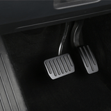 Gemonteerde afbeelding van matzwarte aluminium pedalen voor Tesla