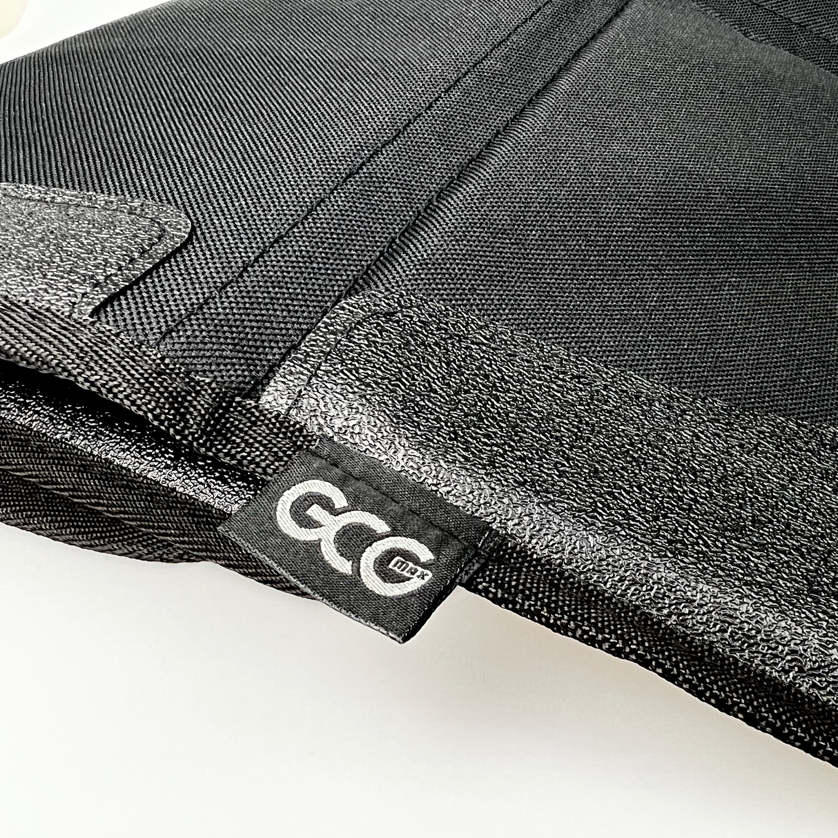 GCG-logo op de onderkant van de autostoelbeschermer