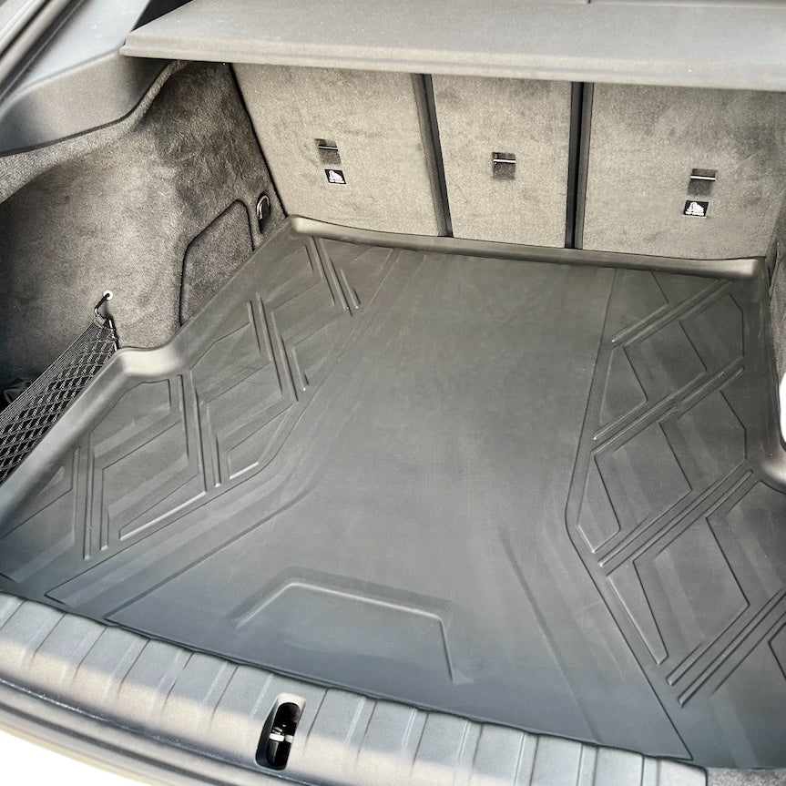 Kofferbakmat van zwart rubber voor BMW i4, perfecte pasvorm en bescherming.