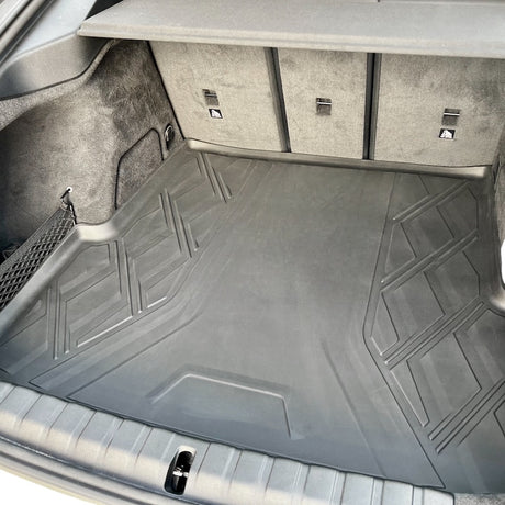Kofferbakmat van zwart rubber voor BMW i4, perfecte pasvorm en bescherming.