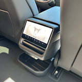 Opbergbox gemonteerd bij de achterbank in een Tesla Model 3 Highland 2024, perfect voor extra opslag.