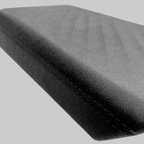 Close-up van armleuninghoes voor Tesla Model 3. Toont welk materiaal aan het product is toegevoegd.