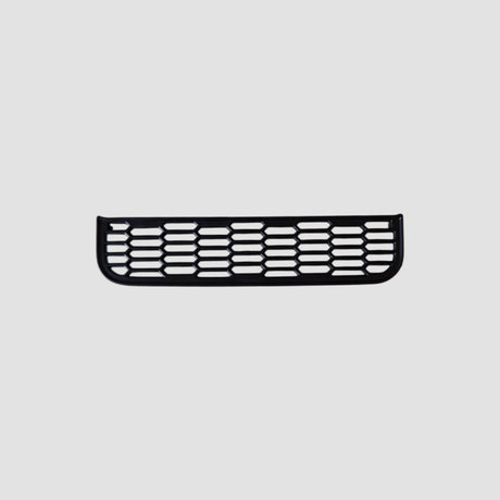 Zwarte ventilatiedeksel voor Tesla Model 3/Y getoond tegen een grijze achtergrond.