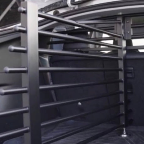 Hondenrek voor Tesla Model Y, toont het rek vanuit een zijaanzicht.