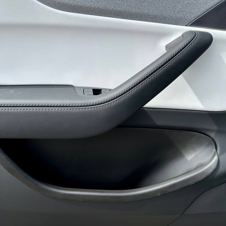 Close-up van de drempelplaat (XL) gemonteerd in Tesla Model Y Juniper 2025.