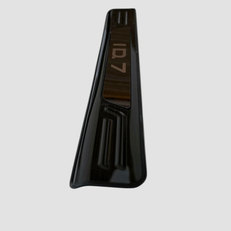 Zwarte instaplijst met ID.7-logo, ontworpen voor Volkswagen ID.7, getoond tegen een lichte achtergrond.