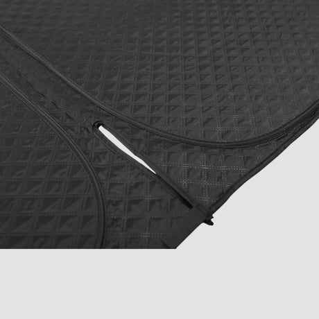 Detailfoto van zwarte afdekking voor ramen, ontworpen voor XPENG G6.