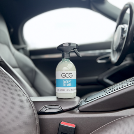 GCG MAX Cockpitreiniger geplaatst in het interieur van de auto.